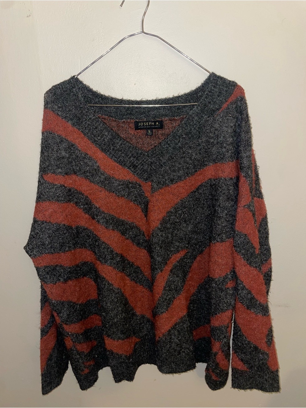 Joseph A Women's Gray and Rust V-Neck Patterned Sweater
